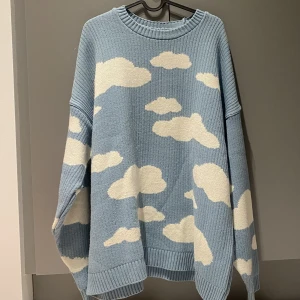 moln tröja - Superfin stickad tröja med moln motiv ☁️ storleken är 2XL eftersom jag använde den som en klänning-ish 🫶 supersjuk och endast använd en gång, säljer pga inte min stil längre🤍 pris kan diskuteras:)