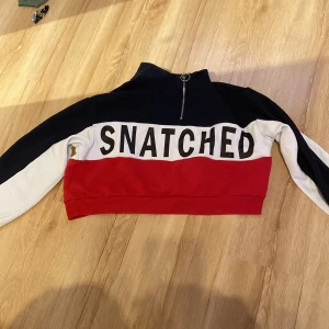 Långärmad tröja - En skön långärmad tröja med dragkedja framtill.