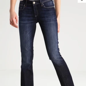 Jeans - Bella bootcut jeans från zalando (slutsålda på hemsidan orginalpris 629) dom är som nya och använda två gånger dom har dock blivit för små för mig med tiden. Dom är klippta så dom passar mig som är 163 annars inga defekter