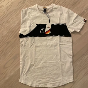 T shirt - Oanvänd t shirt Ellesse storlek S