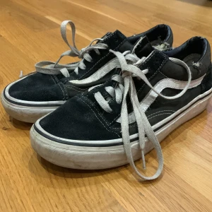 Vans skor - Fina Vans skor som är köpta här på plick. Dom är lite slitna på kanten men annars jätte fina❤️🌸 str 37
