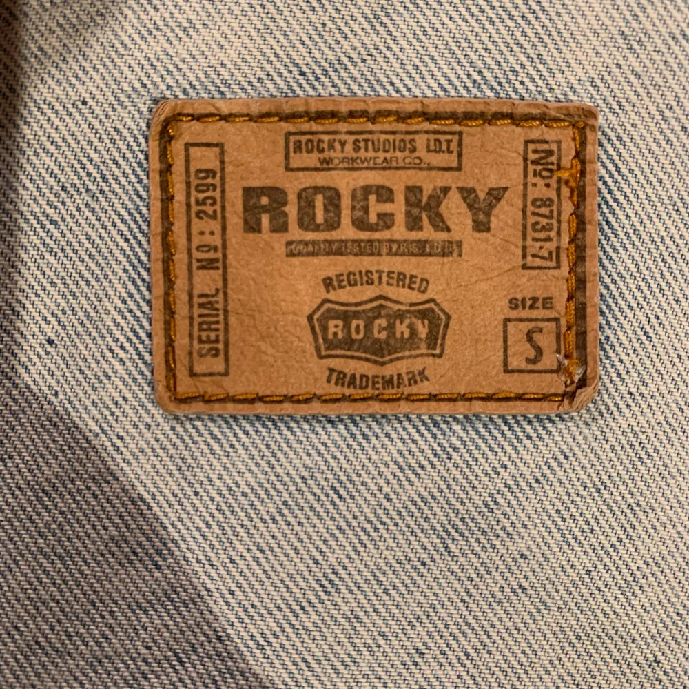 Rocky jeans jacka Storlek: S (för liten för mig) Bra skick Bra passform. Jackor.