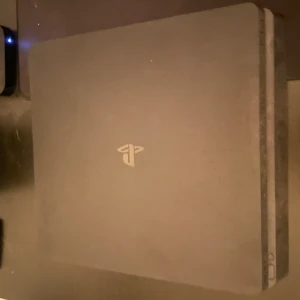 Säljer ps4 Slim 1tb samt en Samsung skärm - Säljer ps4 Slim 1tb samt en Samsung skärm i bra skick, båda används inte så mycket då jag har slutat spela. Ps4 pris: 1600kr Samsung skärm pris: 350kr  Båda för: 1750kr