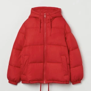 Röd puffer jacka  - En fodrad puffer jacka ifrån HM, använd fåtal gånger. För fler bilder på jackan skicka ett Pm ( OBS lånade bilder ) pris kan diskuteras 💘