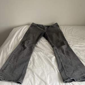 Superfina gråa bootcut jeans från Gina. De är inte ett dugg slitna jag säljer dem för att de är på tok för stora för mig. På vissa sitter de high i midjan och på vissa sitter de mid i midjan. De är super fina och jag köpte dessa för nån månad sen