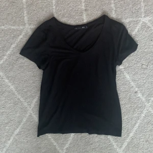 Basic svart tröja - Säljer denna svarta tröjan💗
