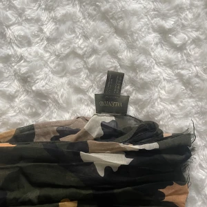 Valentino scarf - Inköpt för 2800 kr. Sparsamt använt. Valentino camouflage scarf.72% bomull och 28% silke.