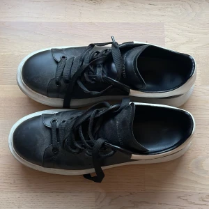 Alexander McQueen sneakers - Inköpta för 4000kr, sparsamt använda men putsas upp inför försäljning. Storlek 44. Repa i bak på högerskosula.