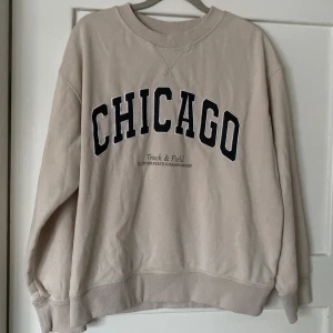 sweatshirt  - en jättefin sweatshirt som jag säljer då en inte kommer till användning längre, lite nopprig och använd många gånger men fortfarande i bra skick💓