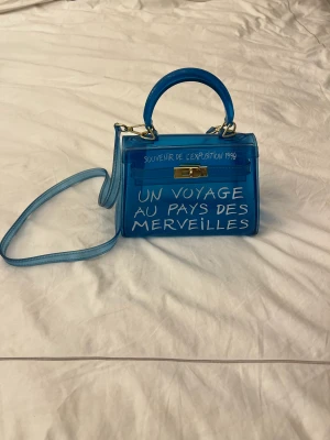 Blå genomskinlig väska - Köpt i 2018 för £25. I bra skick, använder inte den.