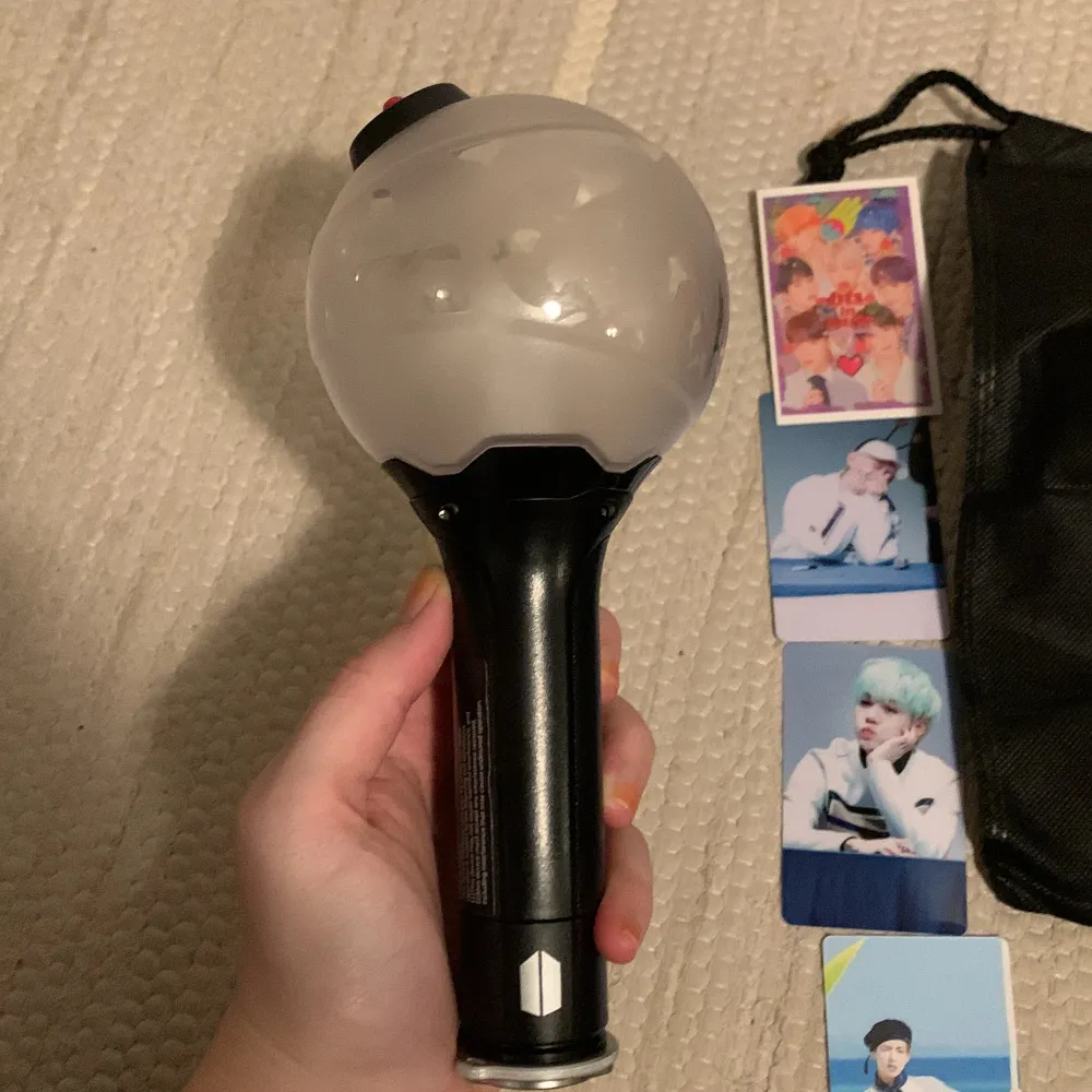 BTS officiell army bomb verition 3. Själva lightsticken är i väldigt bra skick. Lådan är lite sliten. Påse ingår men INTE photocards eller manualen. Jag la till några freebie photocards. . Övrigt.