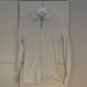 En väldigt skön och schysst vit skjorta. Perfekt när du ska klä upp dig och vill ha en schysst vit skjorta, funkar både som bara skjorta men även under andra plagg som kavaj, overshirts, tröjor osv. Skick 9/10.