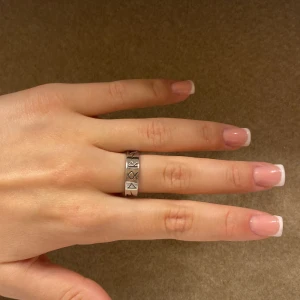 Ring  - Säljer den här finns ringen i rostfritt stål. Säljer den pågrund av att den inte kommer till nån användning längre. Skriv för fler frågor osv.💕
