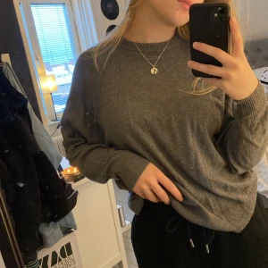 Stickad tröja - Storlek: XS (dam). Skick: Väldigt bra skick. Pris kan diskuteras vid snabb affär!❤️