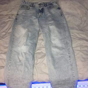 Ljusblå jeans i storlek 30/30 men lite baggy Kan skicka fler bilder om det önskas Nästan oanvända 