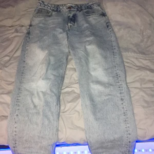 Ljusblå jeans - Ljusblå jeans i storlek 30/30 men lite baggy Kan skicka fler bilder om det önskas Nästan oanvända 