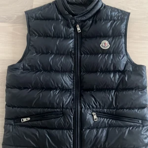 Moncler väst  - Moncler väst, storlek 3, kvitto finns 