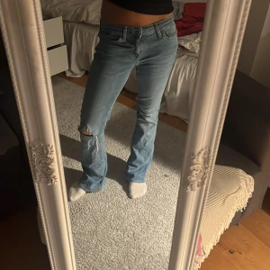 Lågmidjade ljusa jeans  - As snygga lågmidjade jeans med ett hål på vänstra knät!!