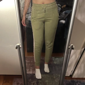 Gröna mjukisbyxor  - Gröna mjukisbyxorbyxor från boohoo i storlek S. Dom är lite små på mig som vanligtvis har M. Frakten ingår i priset!