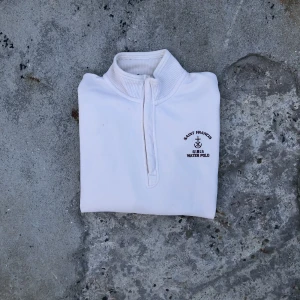 1/4-zipper!! 🌱🌱 - Storlek S men passar även mindre M. Normalt begagnat skick. Tveka inte att höra av dig om du undrar något ✌🏻🤽