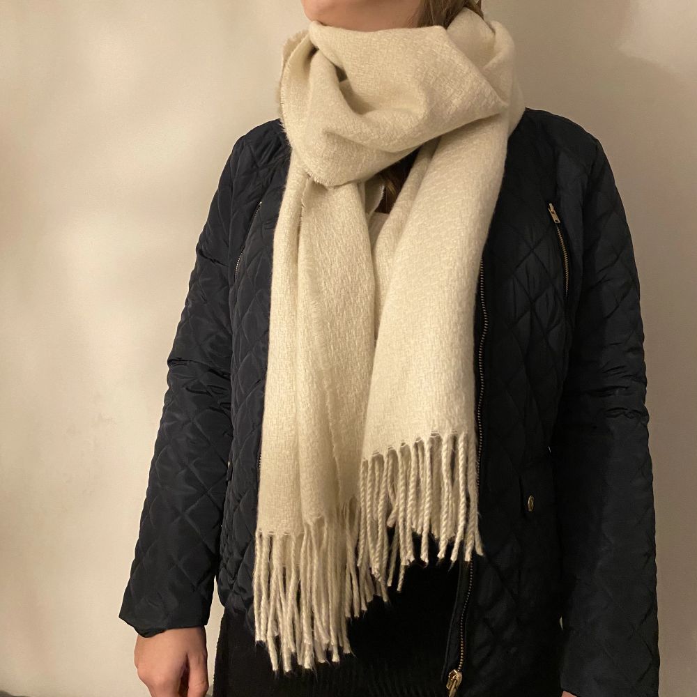 Säljer denna helt oanvända höstjacka från Zara kids. Prislappen finns kvar!! Storleken på jackan är 170 men är stor i storleken och passar även XXS/XS. Jackan köptes för 600kr och säljs nu för 140 då den är helt oanvänd! 💓. Jackor.