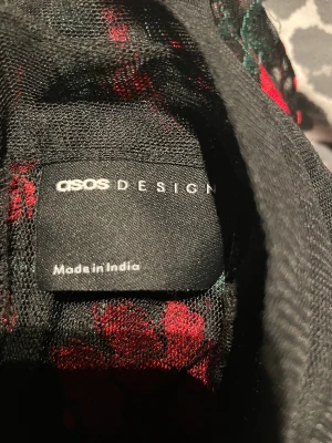 Asos design tröja - En splitterny tröja. Använd 2 gånger.  originalpris 469sek  Passar för festligheter  - unisex  Storlek XS eventuellt S 