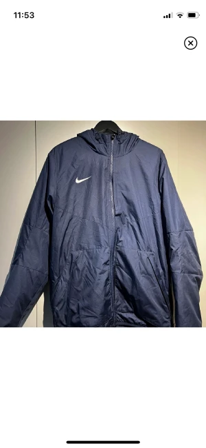 Nike jacka - Höst/vårjacka från Nike. Mörkblå. Extremt bra skick, inga slitningar överhuvudtaget.