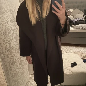 Brun kappa - Brun oversize kappa från asos, lång kappa som är till vaderna på mig som är 175cm. Fint skick och är i storlek 36!🤍