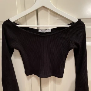 Svart topp från NA-KD  - Superfin svart topp från NA-KD med vida ärmar i strl xs! Användt endast en gång.