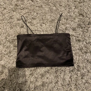 Brunt linne - Brunt linne i väldigt skönt material, inte använt en enda gång. Super snyggt från h&m 