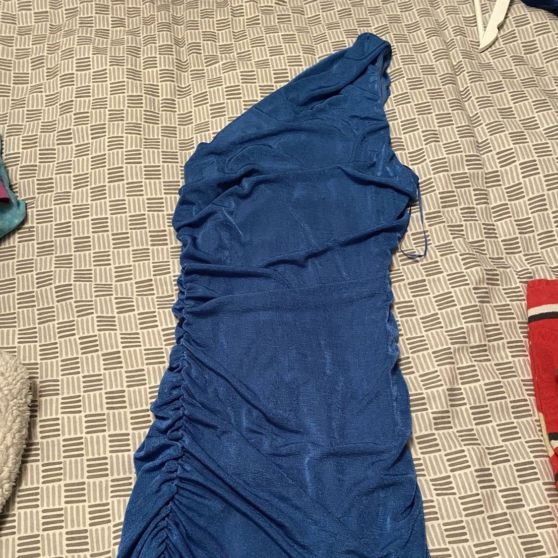 One off shoulder glitterklänning storlek M - 90