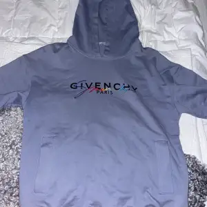 Ljusblå Givenchy hoodie. Storlek M, passar M-L. Nypris ca. 8000kr. Skick 9/10.