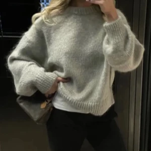 Arket stickad tröja - Stickad efterfrågad tröja från arket!! Grå jättefin. Använd två gånger så i nyskick❤️⭐️ (första bild lånad)