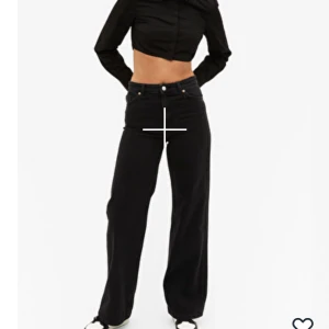 Svarta Yoko jeans monki  - Säljer mina svarta supersnygga yoko jeans från monki! Perfekta go-to jeansen. Strl 27. Jag är 163cm lång och de är lite för långa på mig.