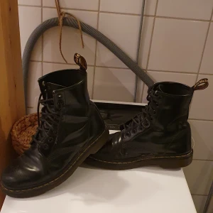 Åkta Dr marten boots - Passar till allt och passar 38_39.l bra skick 