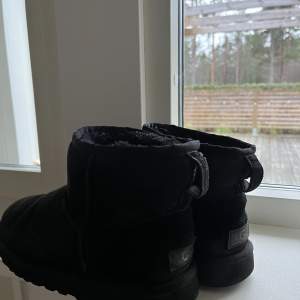 Superfina svarta uggs i storlek 38 (passar även mig som har 39). Har använts en del men i fint skick! Lite skavda inuti på högerskon men inget man märker av. (Äkta uggs) 🫶🏻❤️