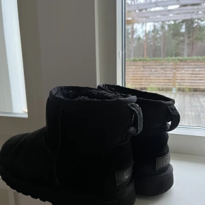Uggs - Superfina svarta uggs i storlek 38 (passar även mig som har 39). Har använts en del men i fint skick! Lite skavda inuti på högerskon men inget man märker av. (Äkta uggs) 🫶🏻❤️