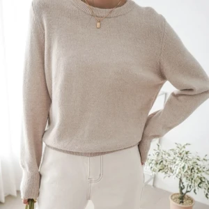 Stickad tröja  - Fin beige stickad tröja i storlek S, knappt använd pga förliten💞