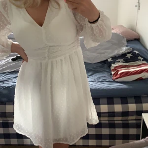 Studentklänning  - Säljer min snygga klänning från studenten. Endast använd 1 dag så den är nästan oanvänd! 