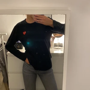 Comme des Garçons strl M  - Långärmad fin Comme des Garçons tröja i strl M, även denna sitter perfekt på mig som är XS. Superfin och välskött. Även denna är knappt använd alls. Nypris ligger runt 900-1000kr🫶🫶  Köparen betalar frakten 