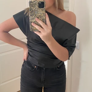 Festtopp - Fin topp från NA-KD av Hanna Schönbergs kollektion. Sparsamt använd och i nyskick💕köparen står för frakten