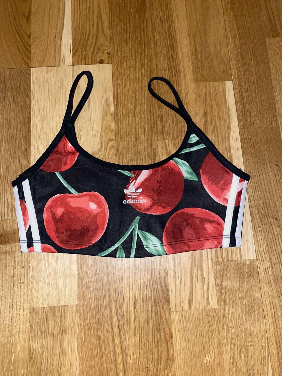 Adidas med körsbär 38