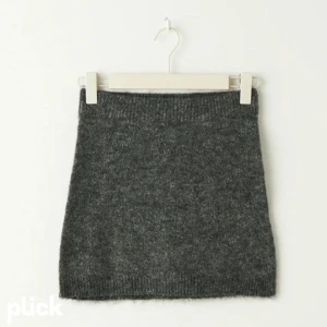 . - Söt stickad kjol, perfekt nu till vintern och hösten🍂Använd en gång så är som ny⭐️ Skriv för frågor/bilder🫶