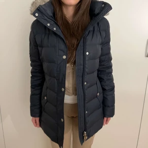 Tommy Hilfiger jacka  - •Kan ta bort pälsen •köpt för ett tag sedan men kanppt använd (kvitto finns)  
