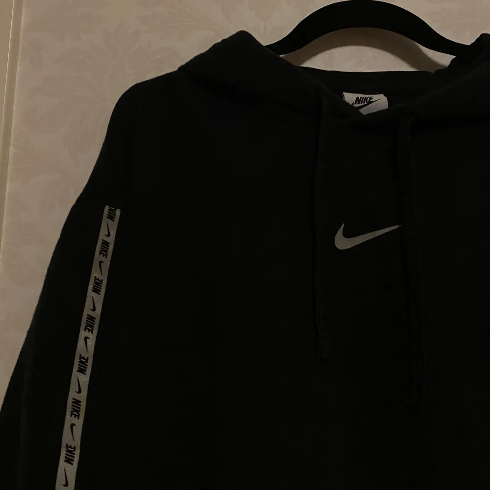 Säljer min svart Nike hoodie! Köpt för 800kr Fler bilder eller frågor? Bara att skriva!💯. Hoodies.