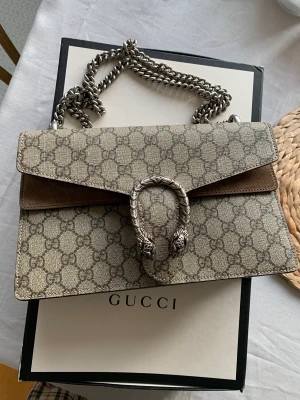 Gucci Dionysus small gg shoulder bag - Säljer min Gucci Dionysus small gg shoulder bag. Väskan är i nyskick då jag knappt har använt den! Kvitto och alla tillbehör finns  Säljes för 12 000 sek  Pris kan diskuteras vid snabb affär!