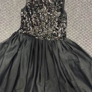 Klänningen 8-9år - Säljer barnklänning med paljetter  från Kappahl  Bra skick 