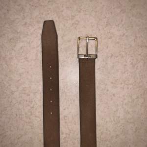 Suede belt With squared and engraved buckle  Original pris 769kr 