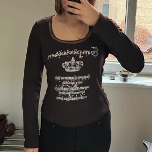 Brun y2k tröja - Säljer denna fina långärmade tröja! Den är i fin sick fast saknar några glitter på baksidan❤️