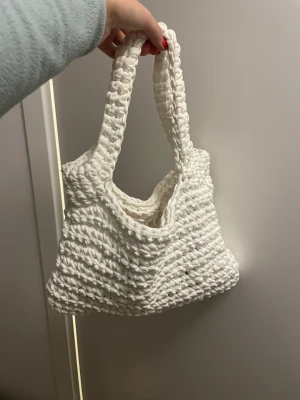 Stickad väska - Stickad väska, säljer för 450+ frakt vid snabb affär💕